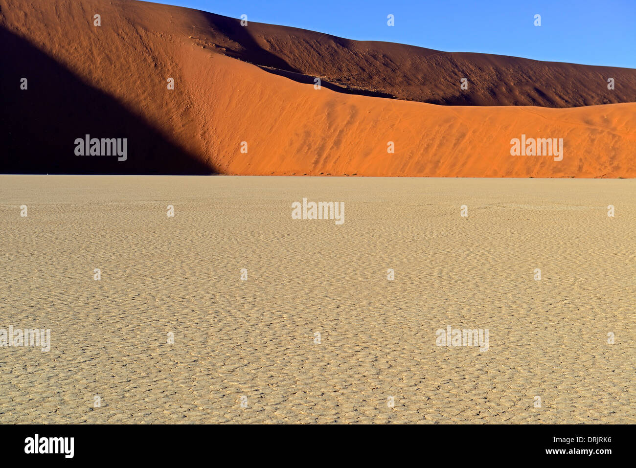 Larghezza, dune e mucky massa del Deadvlei, Dead Vlei nella mattina del Namib Naukluft national park, Sossusvlei, Namibia Foto Stock