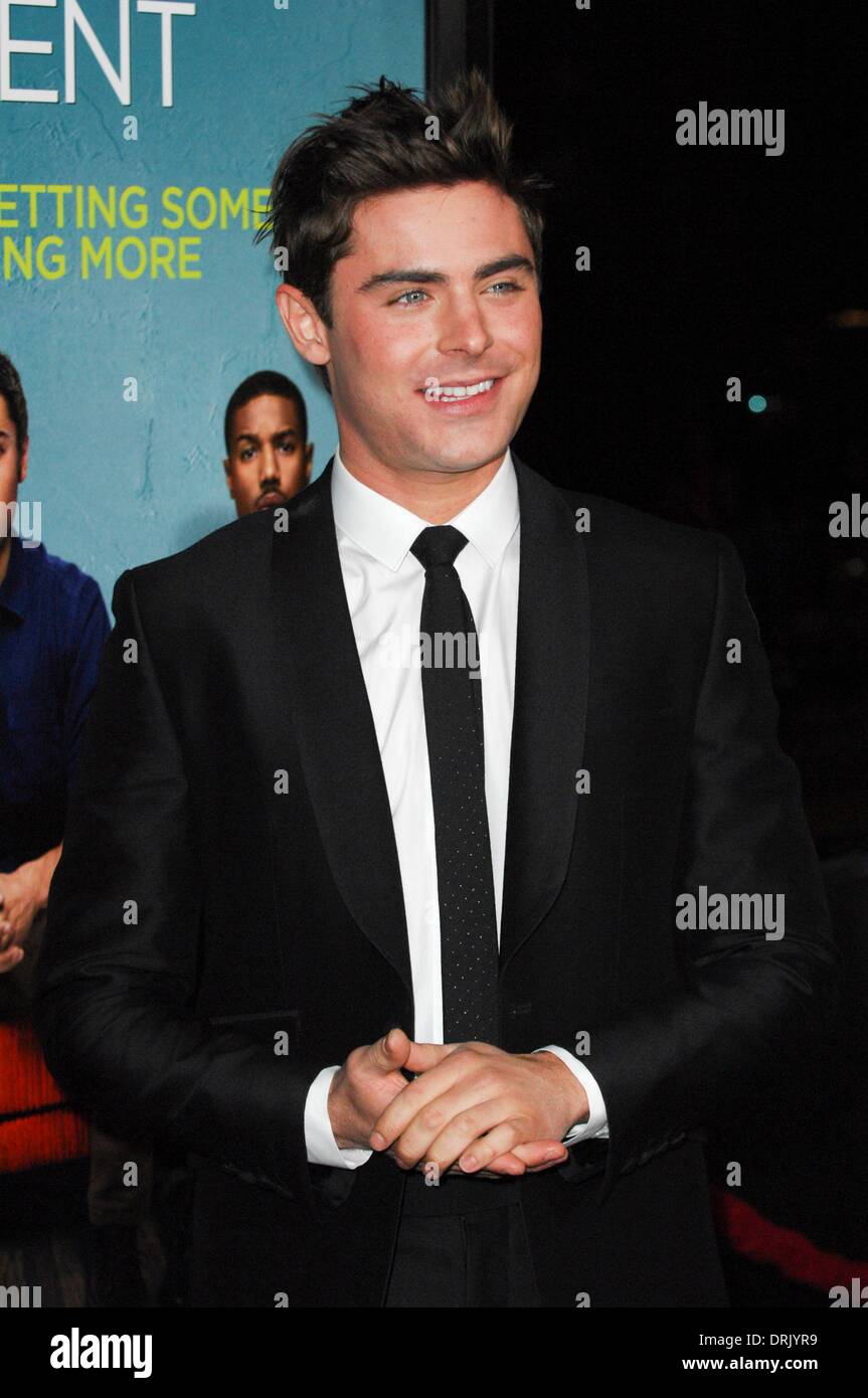 Los Angeles, CA, Stati Uniti d'America. 27 gennaio, 2014. Zac Effron presso gli arrivi per quel momento inopportuno Premiere, Regal Cinemas LA LIVE Stadium 14, Los Angeles, CA. 27 gennaio 2014. Credito: Elizabeth Goodenough/Everett raccolta/Alamy Live News Foto Stock