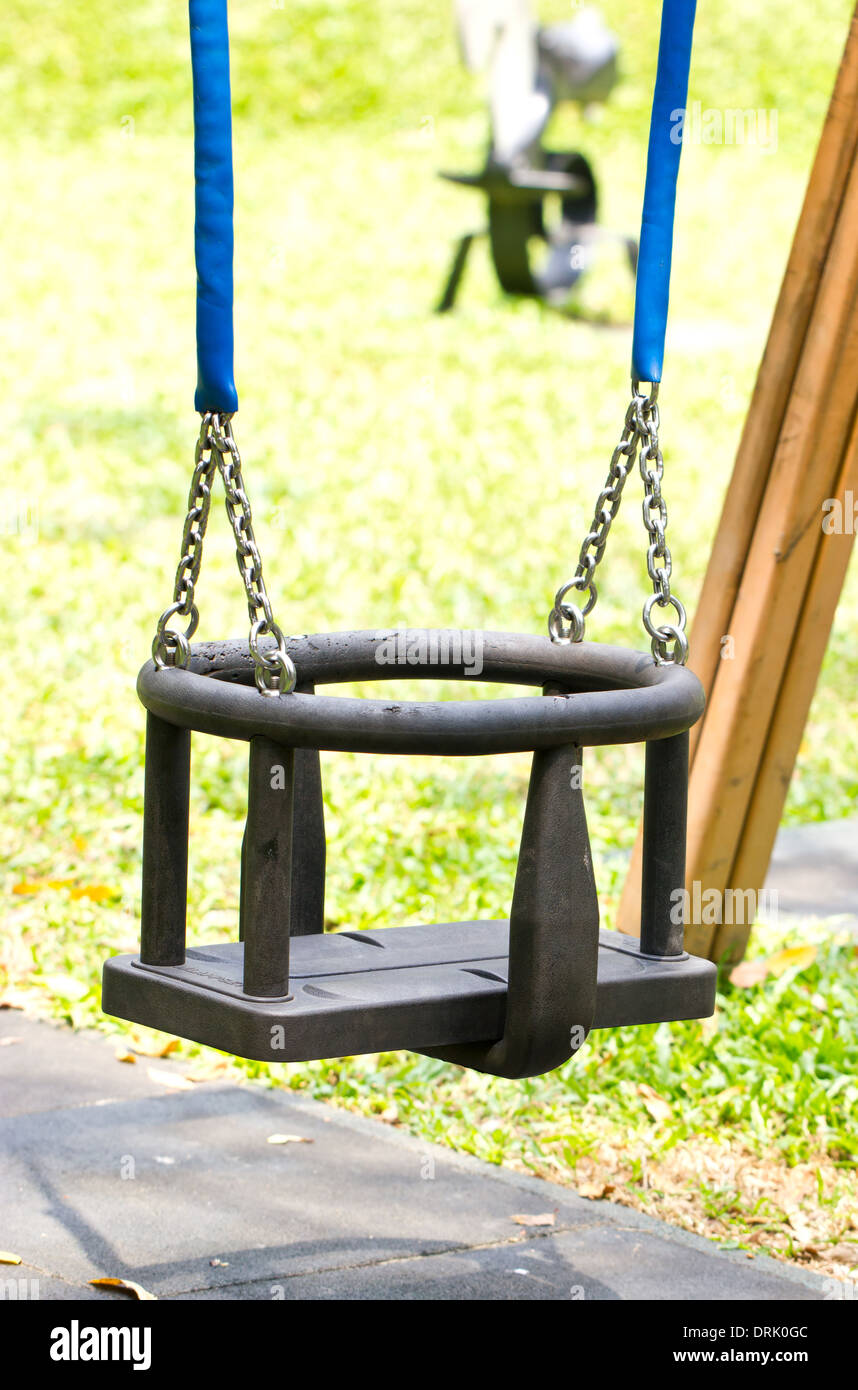 Close up di swing in un area gioco per bambini al parco. Foto Stock