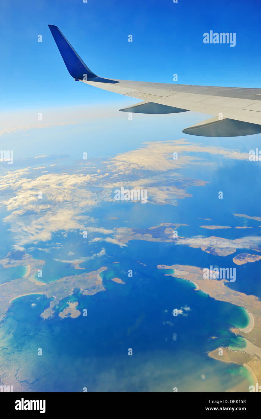 Ala di un aeroplano sull'oceano Foto Stock