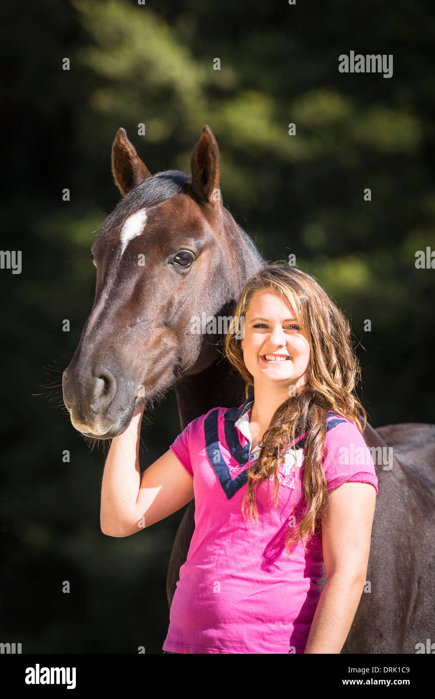 Kaimanawa cavallo. Giovane donna con un castagno castrazione. Nuova Zelanda Foto Stock