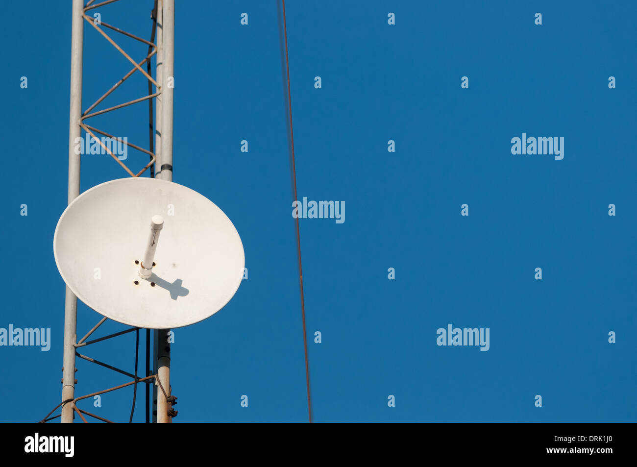 Parabola satellitare bianca immagini e fotografie stock ad alta risoluzione  - Alamy