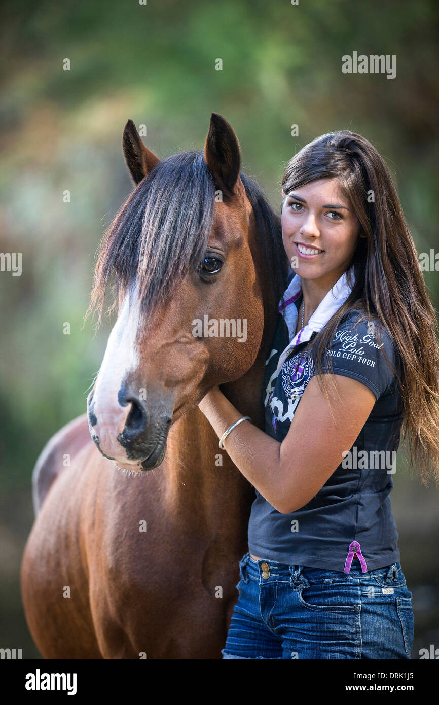 Kaimanawa cavallo. Kelly Wilson con una baia castrazione. Nuova Zelanda Foto Stock