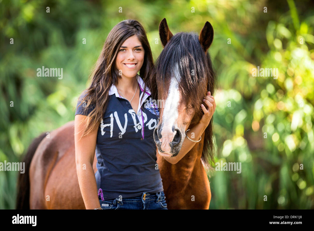 Kaimanawa cavallo. Kelly Wilson con una baia castrazione. Nuova Zelanda Foto Stock