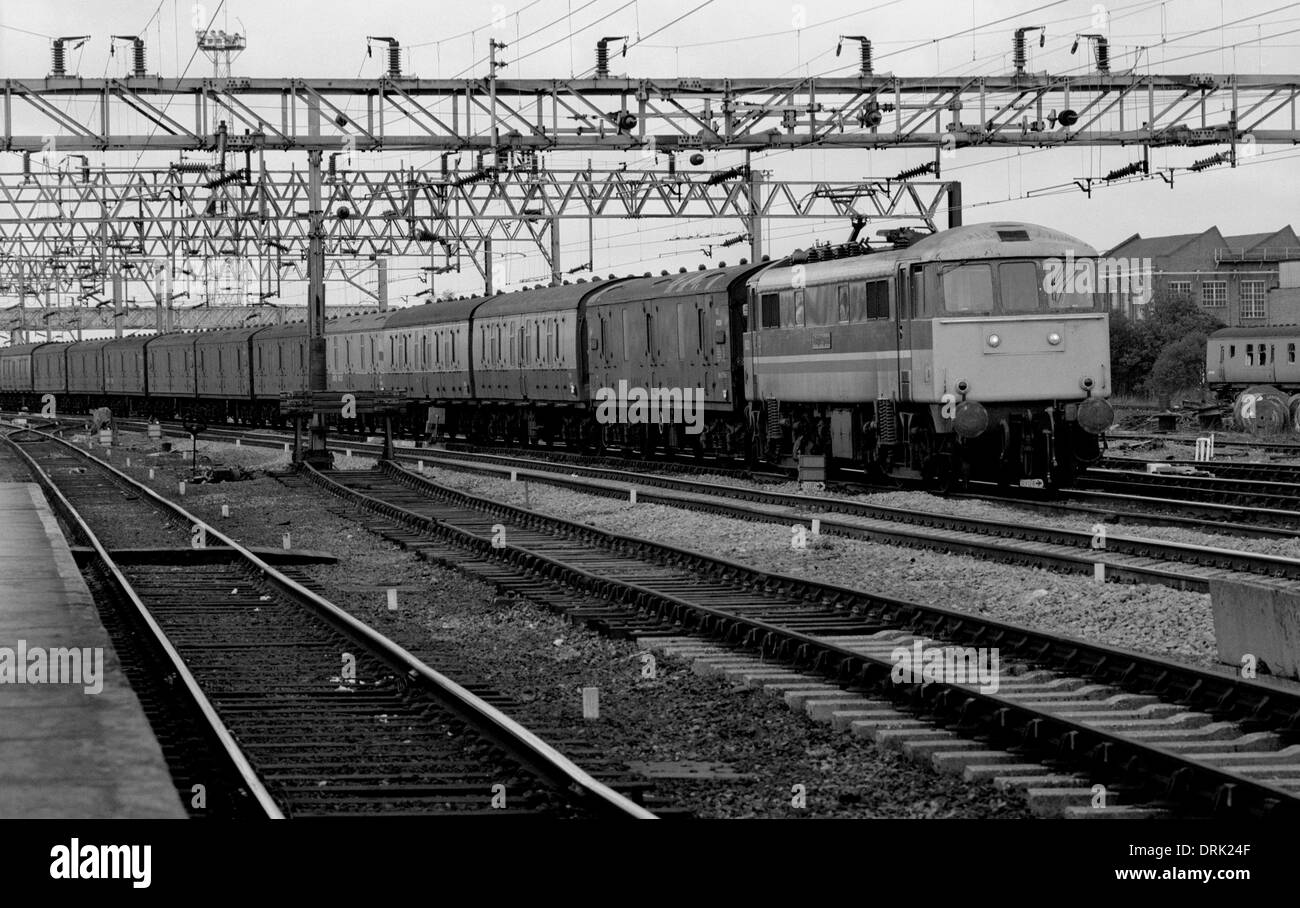 Classe 86 locomotore elettrico n. 86231 'starlight Express' tirando una direzione sud treno pacchi, Rugby, Warwickshire, Regno Unito. 1986 Foto Stock