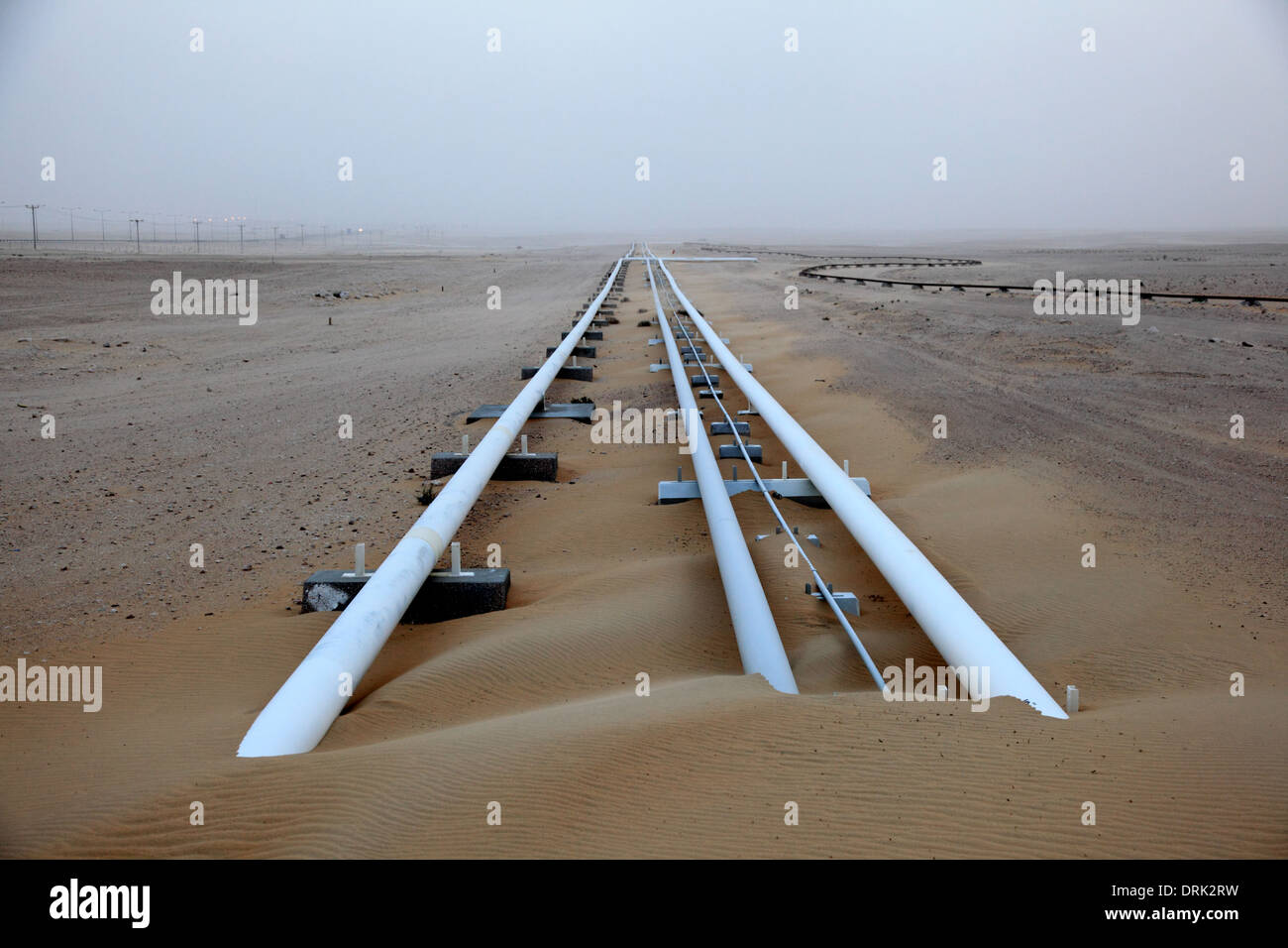 Oleodotto nel deserto del Qatar, Medio Oriente Foto Stock