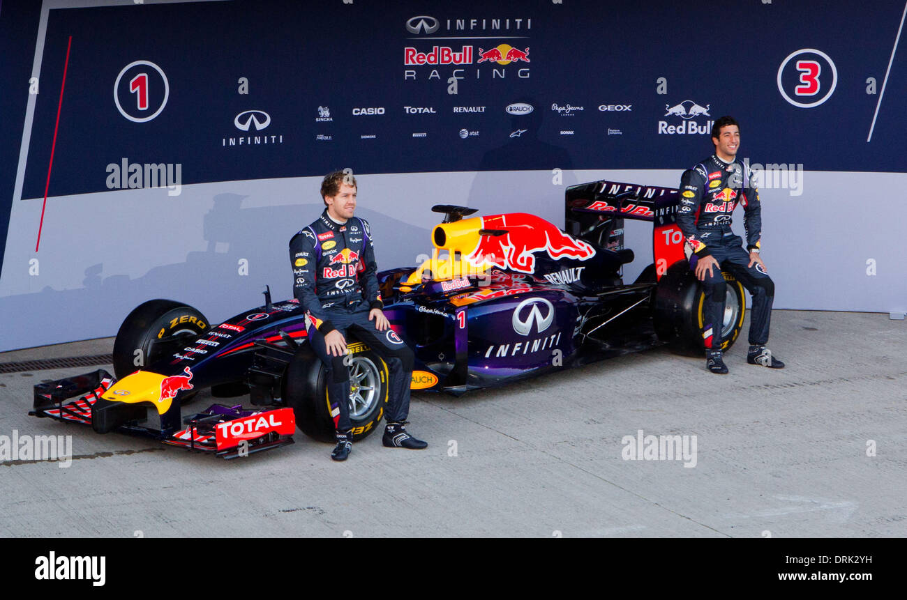 Jerez de la Frontera, Spagna. 28 gen 2014. Tedesco di Formula Uno pilota Sebastian Vettel (L) di Red Bull e Australian Formula One driver Daniel Ricciardo (R) in occasione del lancio della nuova RB10 racing car per il prossimo campionato di Formula Uno Stagione presso la pista di Jerez a Jerez de la Frontera, Spagna, 28 gennaio 2014. Foto: Jens BUETTNER/DPA/Alamy Live News Foto Stock