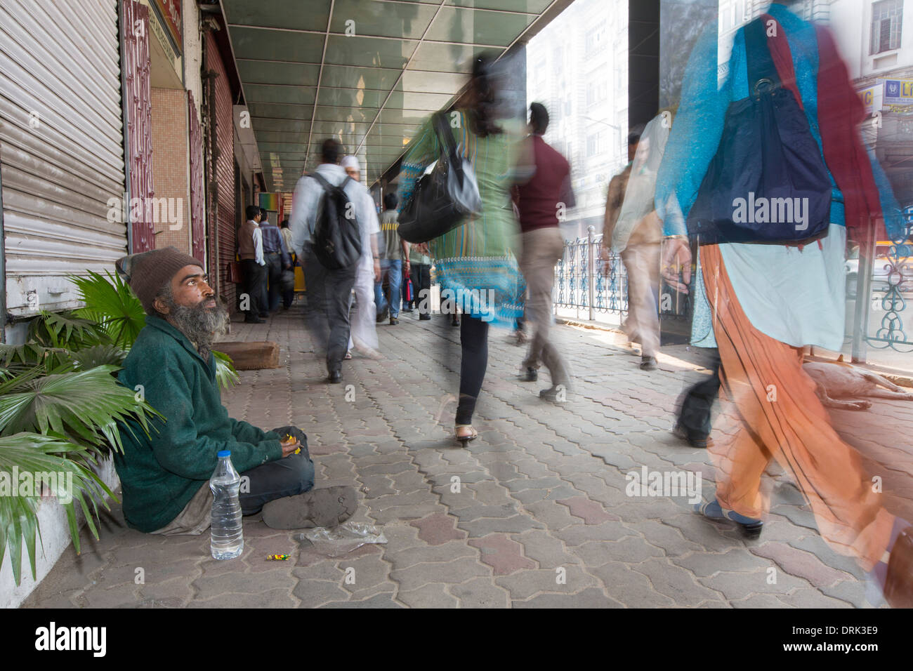 Un povero mendicante per le strade di Calcutta, Bengala, India. Foto Stock