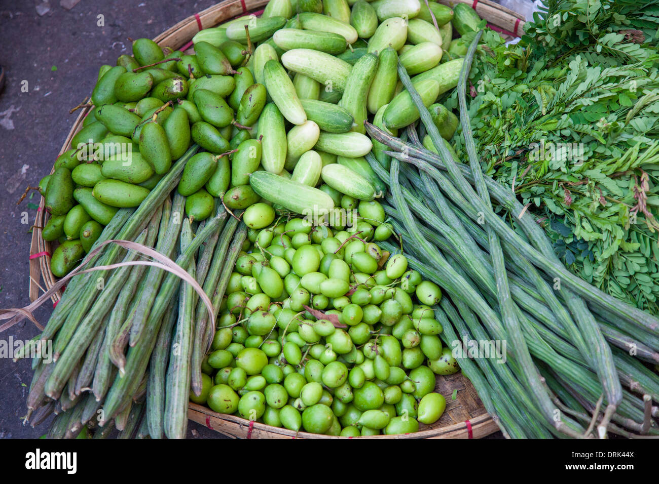 Verdure fresche in un mercato di Yangon, Myanmar Foto Stock