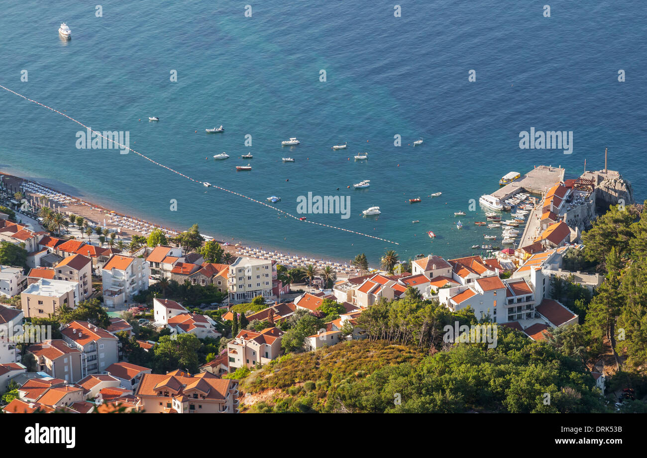 Petrovac località di villeggiatura, estate paesaggio. Mare Adriatico, Montenegro Foto Stock