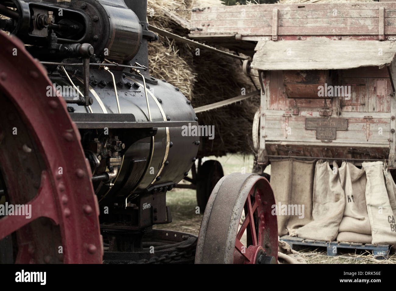 Scena di un vapore di dimostrazione di trebbiatura in un paese vintage fair Foto Stock