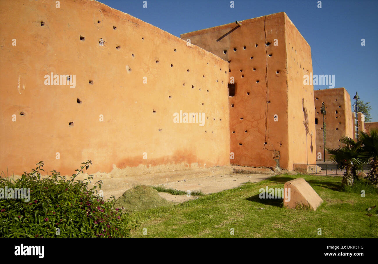 Le mura della città che circondano la medina di Marrakech, Marocco, Africa del nord - molla Foto Stock