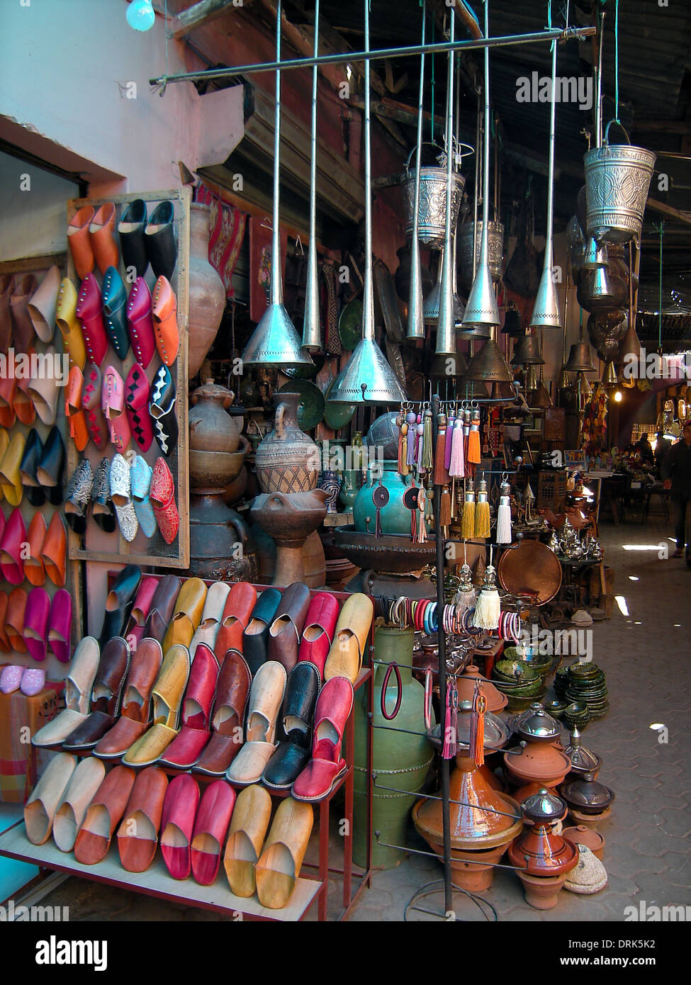 Pantofole, gli ingredienti di base di una tagine e lanterne per la vendita nel souk, Taroudant, Marocco, Africa del Nord Foto Stock