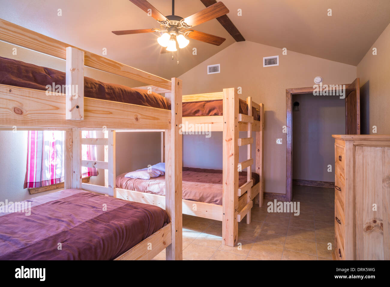 Stati Uniti d\'America, Texas, interiore camera da letto con letto a ... Stati Uniti d\'America, Texas, interiore camera da letto con letto a ...