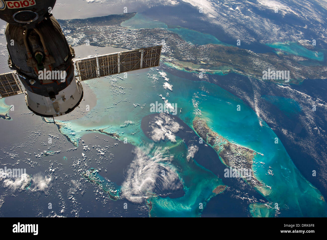 Vista dalla Stazione Spaziale Internazionale dei Caraibi che mostra Cuba e Andros isola in Bahamas incorniciato da ancorate veicolo spaziale Soyuz Dicembre 23, 2013. Foto Stock