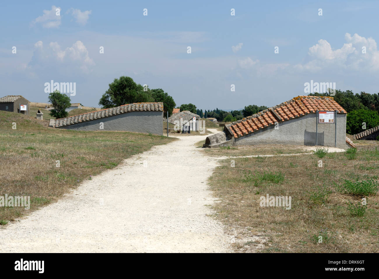 Vista di un paio di piccole case che proteggono le tombe della necropoli etrusca di Tarquinia Italia. Foto Stock