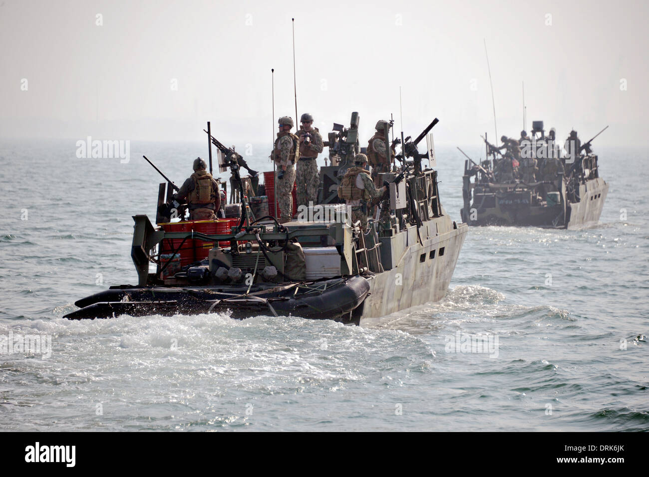 US Navy commandos fluviale durante un esercizio di formazione nel Golfo Arabico Gennaio 21, 2014 in Bahrein. Foto Stock