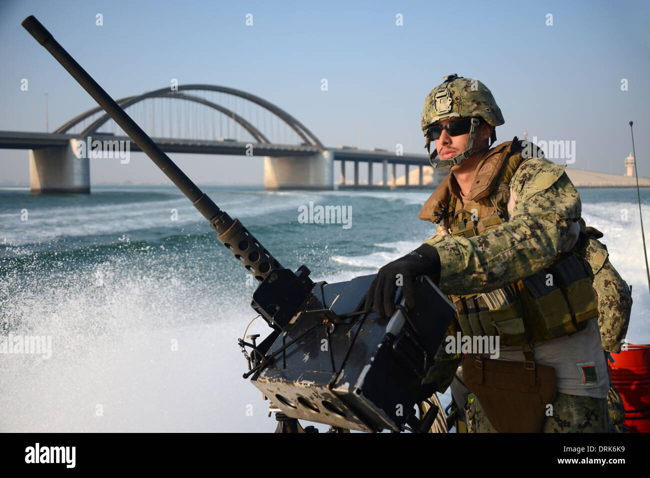Un US Navy commando fluviale uomo un M2HB .calibro 50 mitragliatrice durante un esercizio di formazione nel Golfo Arabico Gennaio 21, 2014 in Bahrein. Foto Stock
