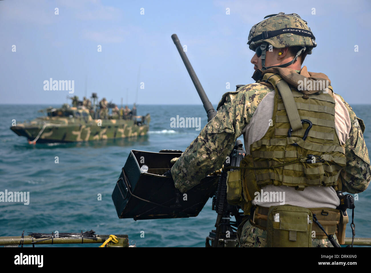 Un US Navy commando fluviale mans a M2HB .calibro 50 mitragliatrice durante un esercizio di formazione nel Golfo Arabico Gennaio 21, 2014 in Bahrein. Foto Stock