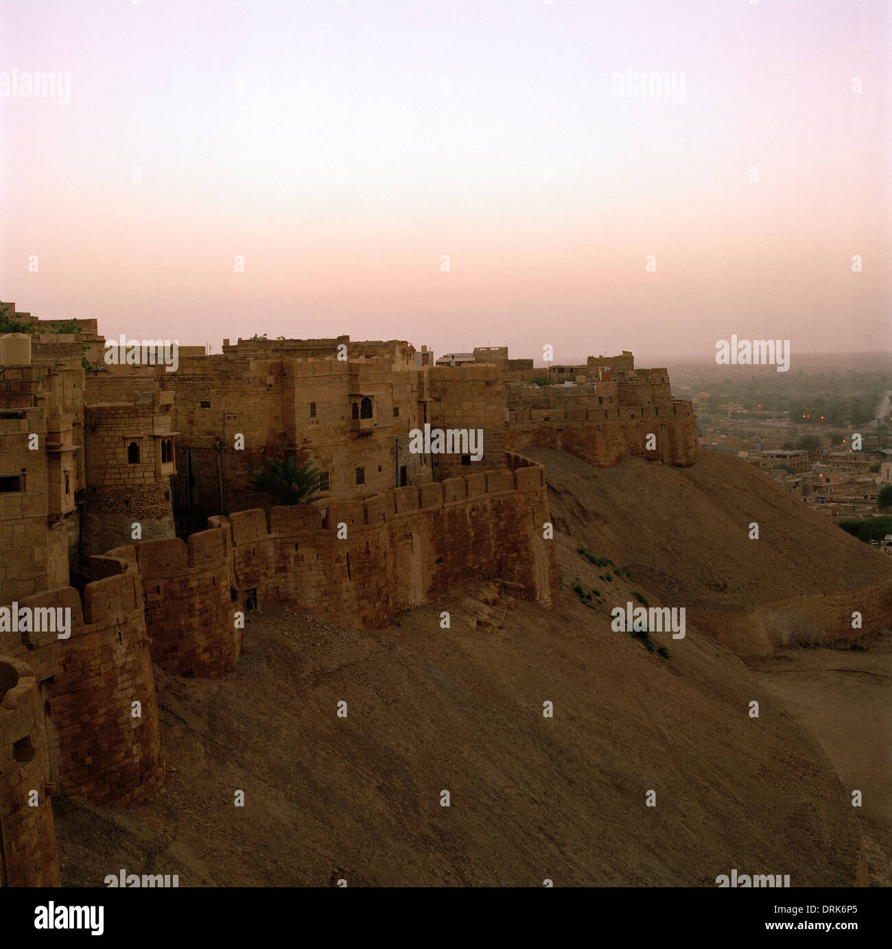Sunrise alba visualizza presso le mura della fortezza di Jaisalmer in Rajasthan in India in Asia del Sud. Storia bellezza storica Travel evasione Wanderlust Foto Stock