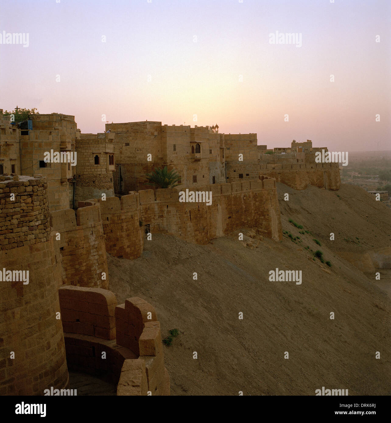 Sunrise alba visualizza presso le mura della fortezza di Jaisalmer in Rajasthan in India in Asia del Sud. Storia bellezza storica Travel evasione Wanderlust Foto Stock