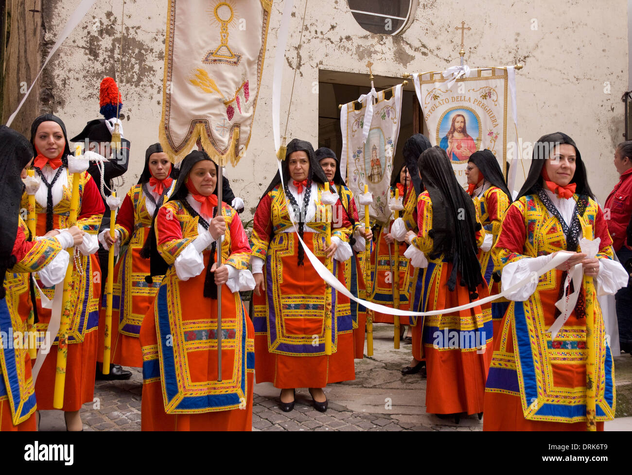 Donne e uomini che indossano vestiti tradizionali presso la tradizionale  processione di Pasqua a Desulo, la Barbagia, Nuoro, Sardegna, Italia,  Europa Foto stock - Alamy