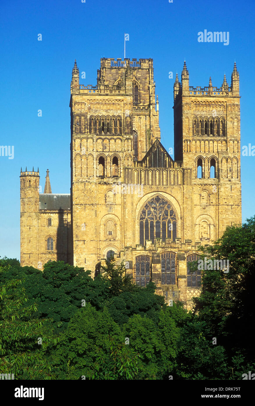 Facciata esterna della cattedrale di Durham cielo blu Durham County Durham Inghilterra Regno Unito Europa inghilterra durham Inghilterra Foto Stock