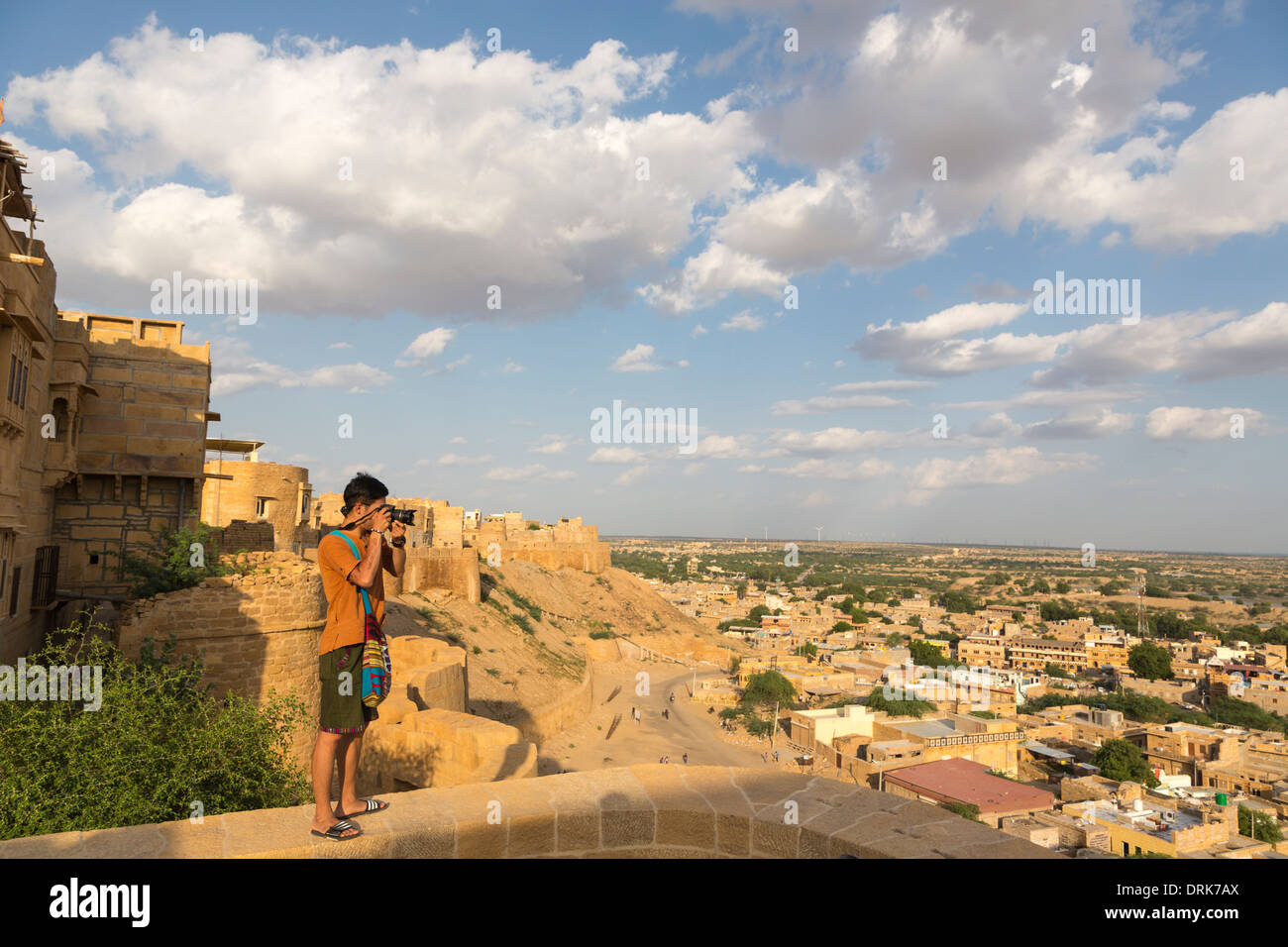 Turistica prendendo una foto dal Forte di Jaisalmer nel deserto di Thar del Rajasthan, India Foto Stock