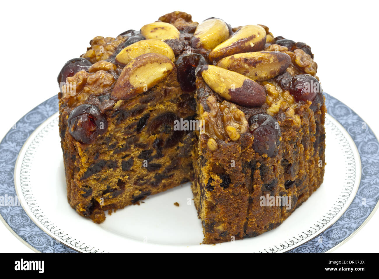 Frutta ricca torta decorata con glace ciliegie e dadi. Foto Stock