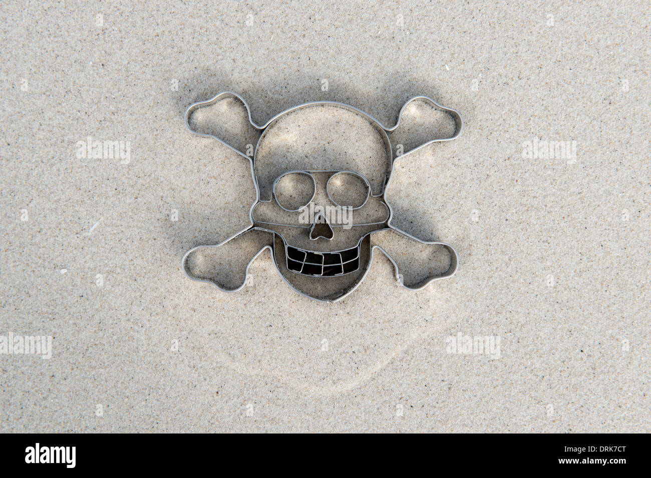 A forma di teschio formina sulla sabbia Foto Stock
