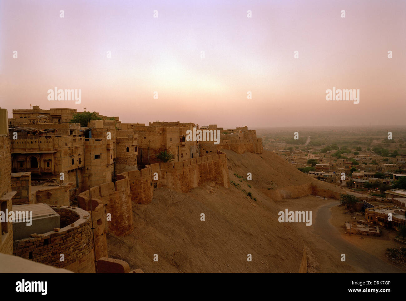 Sunrise alba visualizza presso le mura della fortezza di Jaisalmer in Rajasthan in India in Asia del Sud. Storia bellezza storica Travel evasione Wanderlust Foto Stock