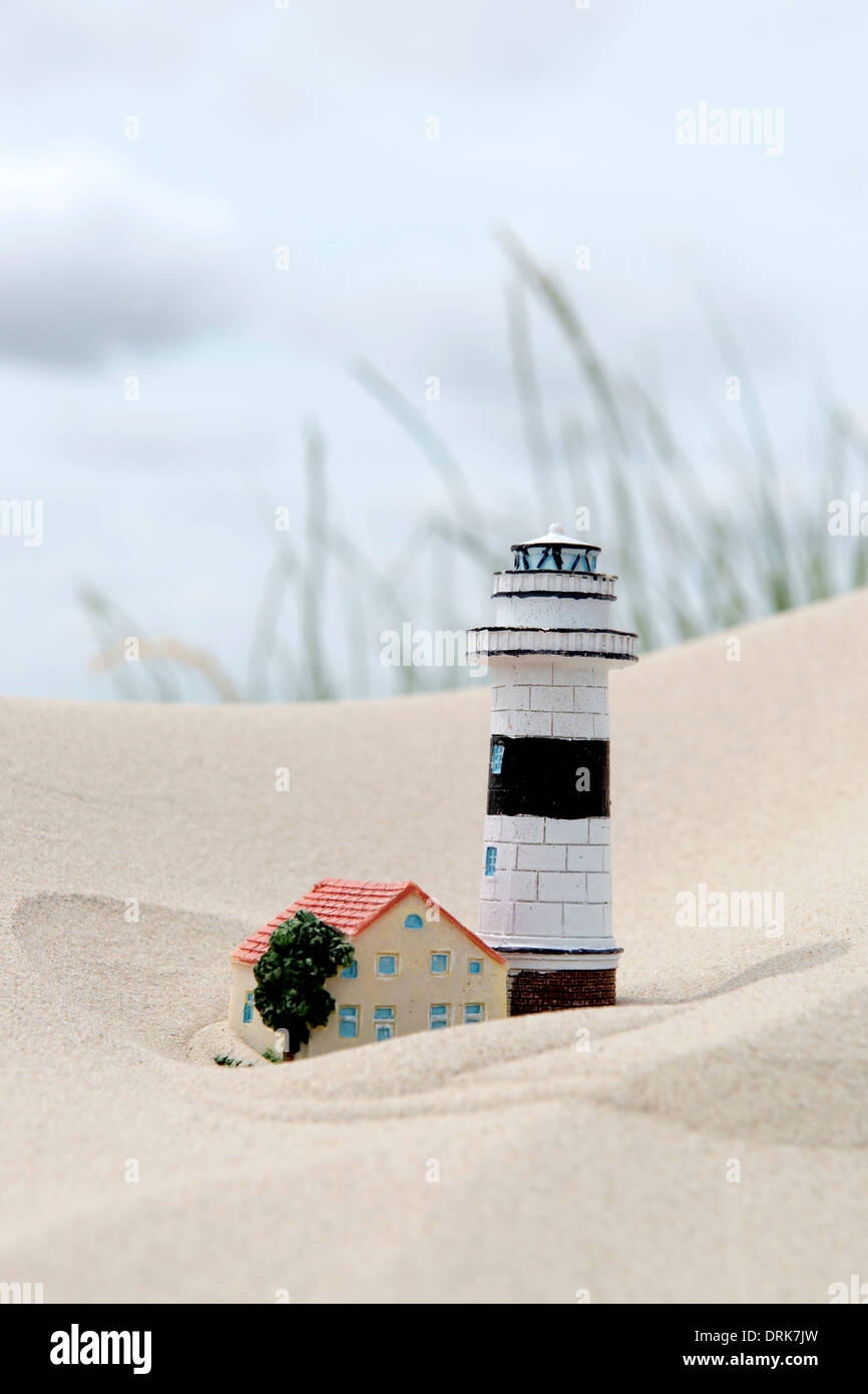 Germania, Amrum, modelli di faro e casa in sabbia Foto Stock
