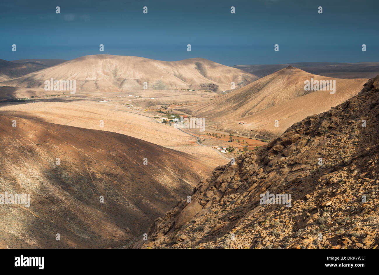 Vista in direzione ovest da Degollada de los Granadillos, Fuerteventura, Isole Canarie Foto Stock