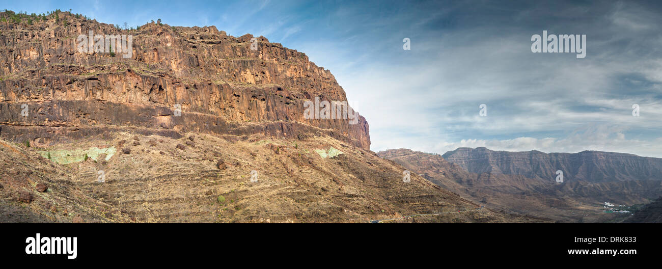 Color-nastrati, alterati idrotermicamente rocce vulcaniche nella Pajonales scogliere vicino Veneguera, Gran Canaria Isole Canarie Foto Stock