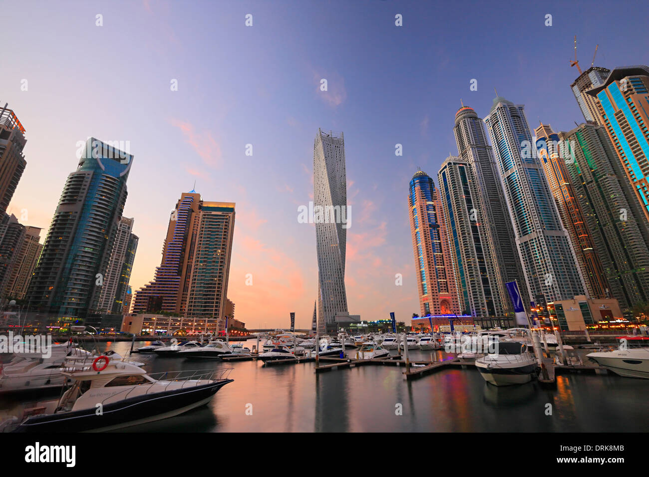 Marina di Dubai, il Twisted Tower (torre Cayan) nel mezzo Foto Stock
