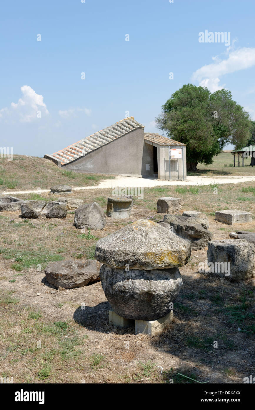 Vista di un paio di piccole case che proteggono le tombe della necropoli etrusca di Tarquinia Italia. Foto Stock