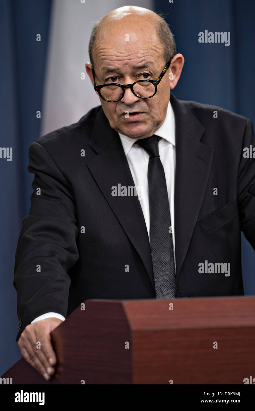 In Francia il Ministro della difesa Jean-Yves Le Drian parla durante una conferenza stampa congiunta briefing con il Segretario della Difesa Chuck Hagel al Pentagono Gennaio 24, 2014 in Arlington, VA. Foto Stock