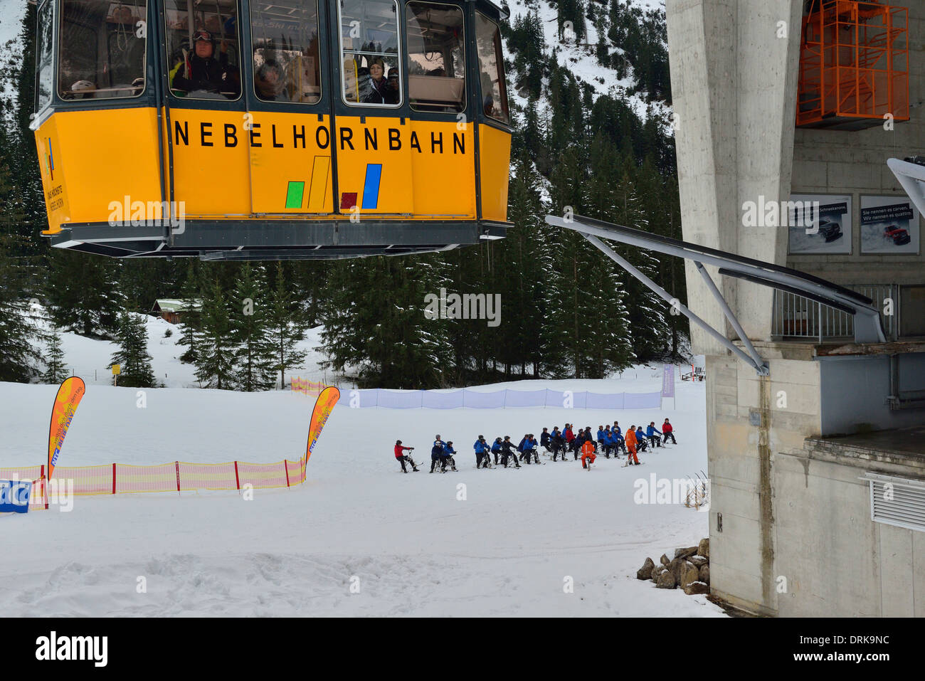 Nebelhorn cablear attracca a 1st delle 2 stazioni di trasferimento per la cima di Nebelhorn (2.224m).Sciatori in procinto di scendere sulle piste da sci, Oberstdorf, Germania Foto Stock