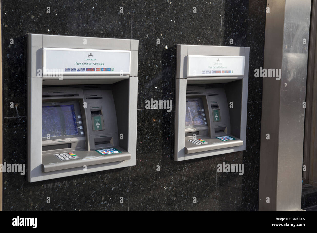 Lloyds Bank bancomat, le macchine di contanti al di fuori di banca, bancomat. Foto Stock