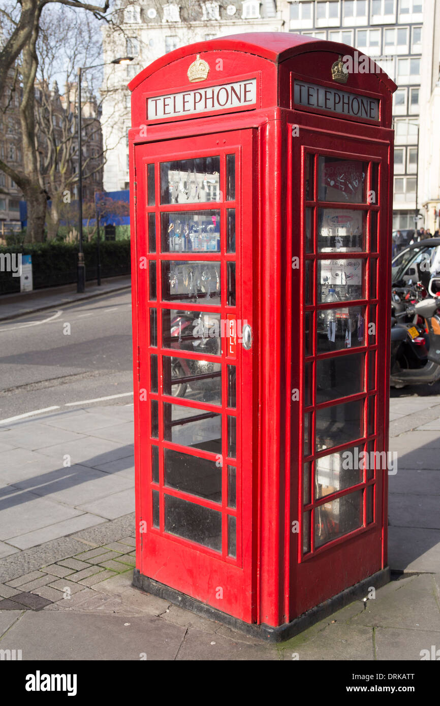 Vecchio telefono rosso scatola su Hanover Square, Londra. Foto Stock