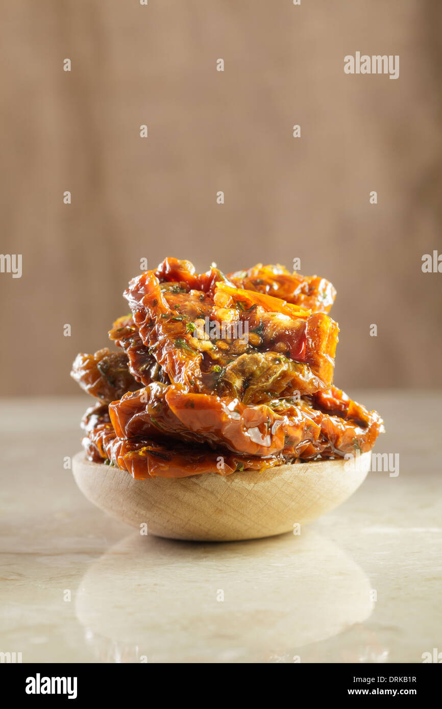 Pomodori seccati al sole sul cucchiaio di legno Foto Stock