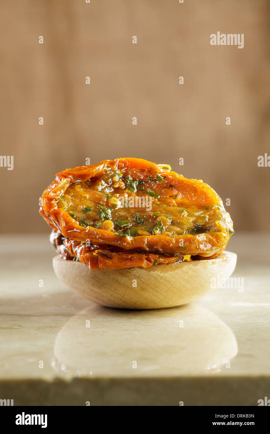 Pomodori seccati al sole sul cucchiaio di legno Foto Stock