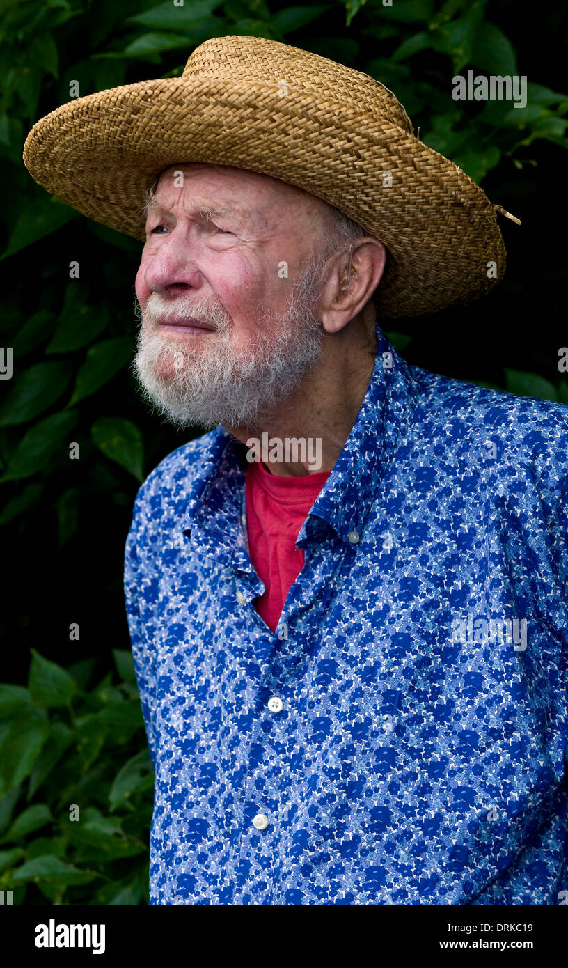 New York, New York, Stati Uniti d'America. 28 gen 2014. FILE - PETER 'Pete Seeger" era un American Folk cantante. Come membro delle tessitrici era sulla lista nera durante l' era di McCarthy. Negli anni sessanta ha riapparso sulla scena pubblica come un cantante di spicco della musica di protesta a sostegno del disarmo internazionale dei diritti civili, controcultura e cause ambientali. Nella foto - Giugno 18, 2011 - Croton On Hudson, New York, Stati Uniti d'America - Pete Seeger suona presso il Festival di Clearwater, i suoi due giorni di musica e raccolta ambientale. Il festival di gettito finanziare la ricerca, l'istruzione e gli sforzi di advocacy per aiutare a preservare e Foto Stock