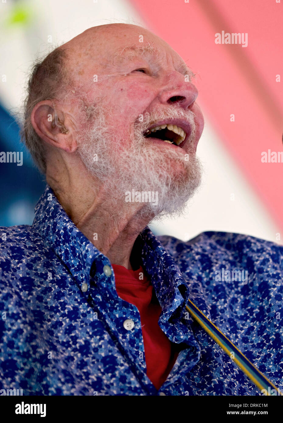 New York, New York, Stati Uniti d'America. 28 gen 2014. FILE - PETER 'Pete Seeger" era un American Folk cantante. Come membro delle tessitrici era sulla lista nera durante l' era di McCarthy. Negli anni sessanta ha riapparso sulla scena pubblica come un cantante di spicco della musica di protesta a sostegno del disarmo internazionale dei diritti civili, controcultura e cause ambientali. Nella foto - Giugno 18, 2011 - Croton On Hudson, New York, Stati Uniti d'America - Pete Seeger suona presso il Festival di Clearwater, i suoi due giorni di musica e raccolta ambientale. Il festival di gettito finanziare la ricerca, l'istruzione e gli sforzi di advocacy per aiutare a preservare e Foto Stock