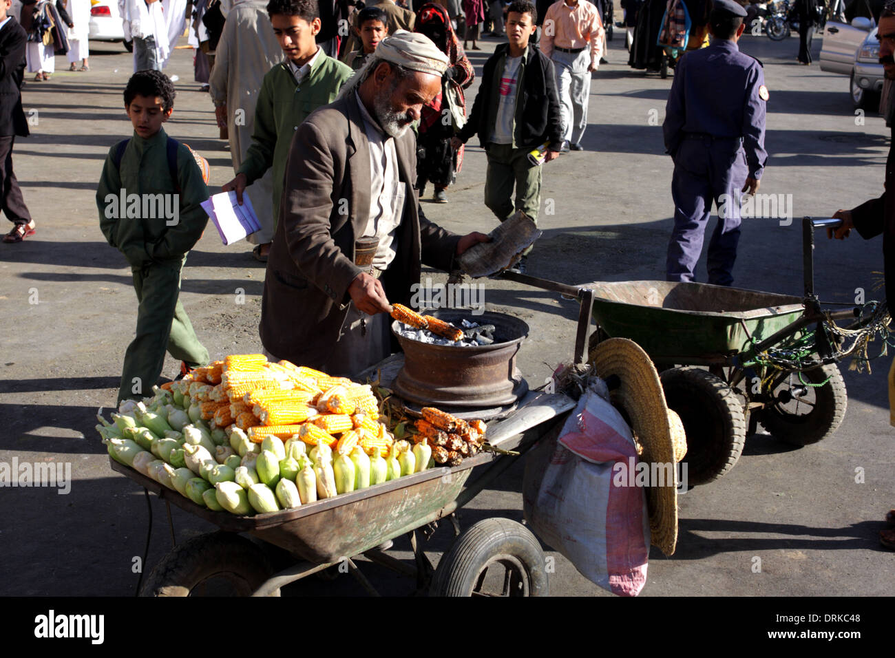 Il vecchio uomo di vendita di granturco dolce cotto, Sanaa, Yemen Foto Stock