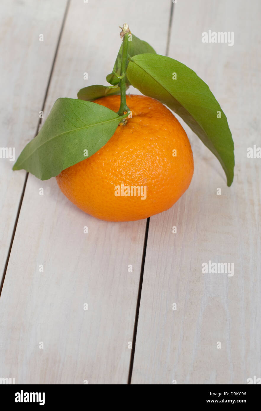 Still Life food immagine di Clementina organico con foglie Foto Stock