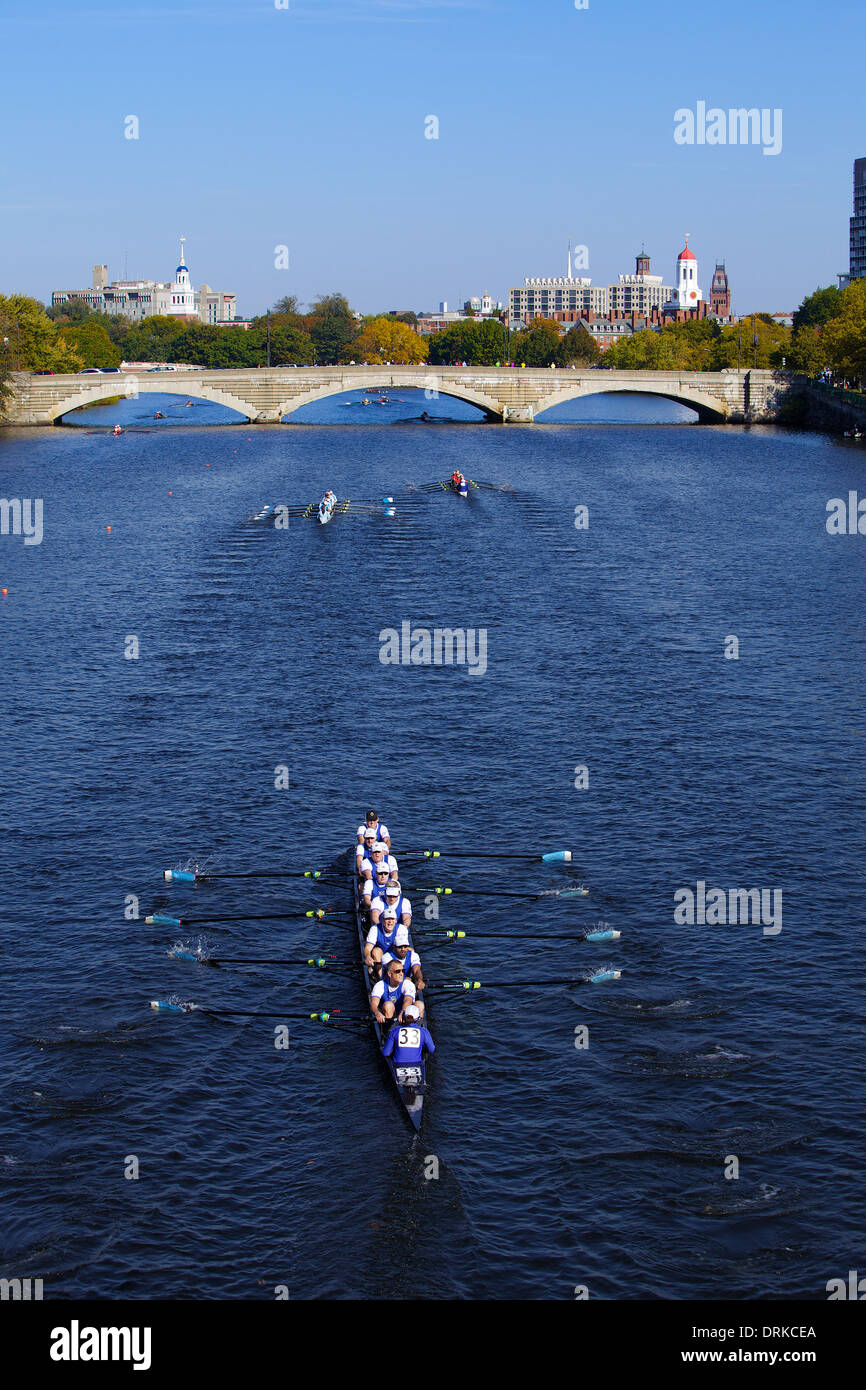 Gli atleti assortiti Sculling nella testa di Carlo sul fiume Charles in Boston Massachusetts Foto Stock