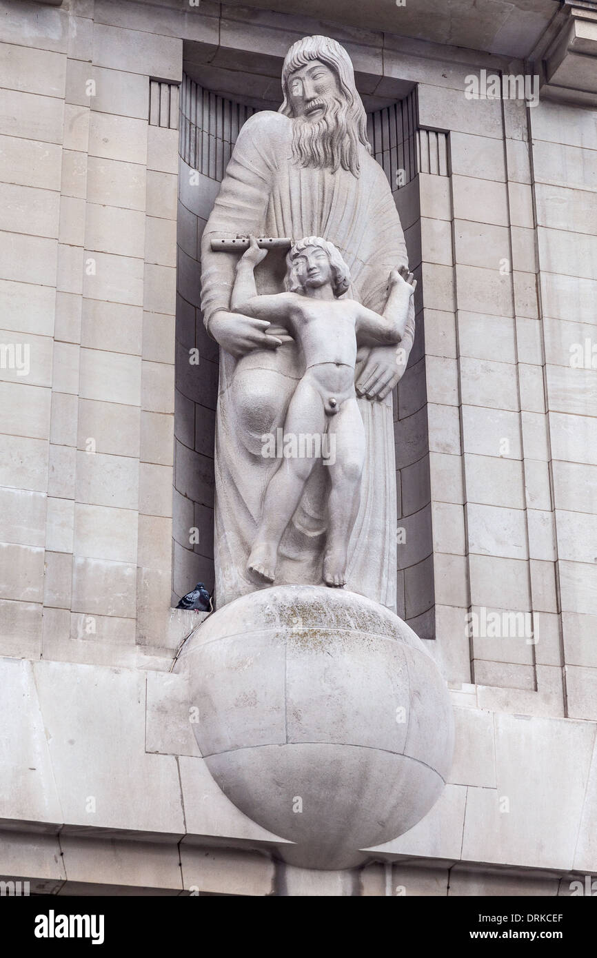 Londra, Portland Place Eric Gill's "Prospero e Ariel' sulla facciata della casa di radiodiffusione Foto Stock