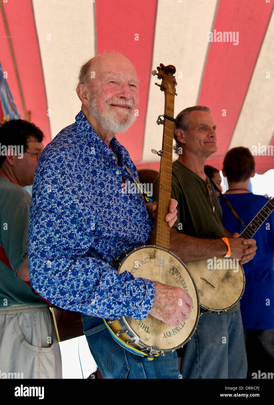 New York, New York, Stati Uniti d'America. 28 gen 2014. FILE - PETER 'Pete Seeger" era un American Folk cantante. Come membro delle tessitrici era sulla lista nera durante l' era di McCarthy. Negli anni sessanta ha riapparso sulla scena pubblica come un cantante di spicco della musica di protesta a sostegno del disarmo internazionale dei diritti civili, controcultura e cause ambientali. Nella foto - Giugno 18, 2011 - Croton On Hudson, New York, Stati Uniti d'America - Pete Seeger suona presso il Festival di Clearwater, i suoi due giorni di musica e raccolta ambientale. Il festival di gettito finanziare la ricerca, l'istruzione e gli sforzi di advocacy per aiutare a preservare e Foto Stock