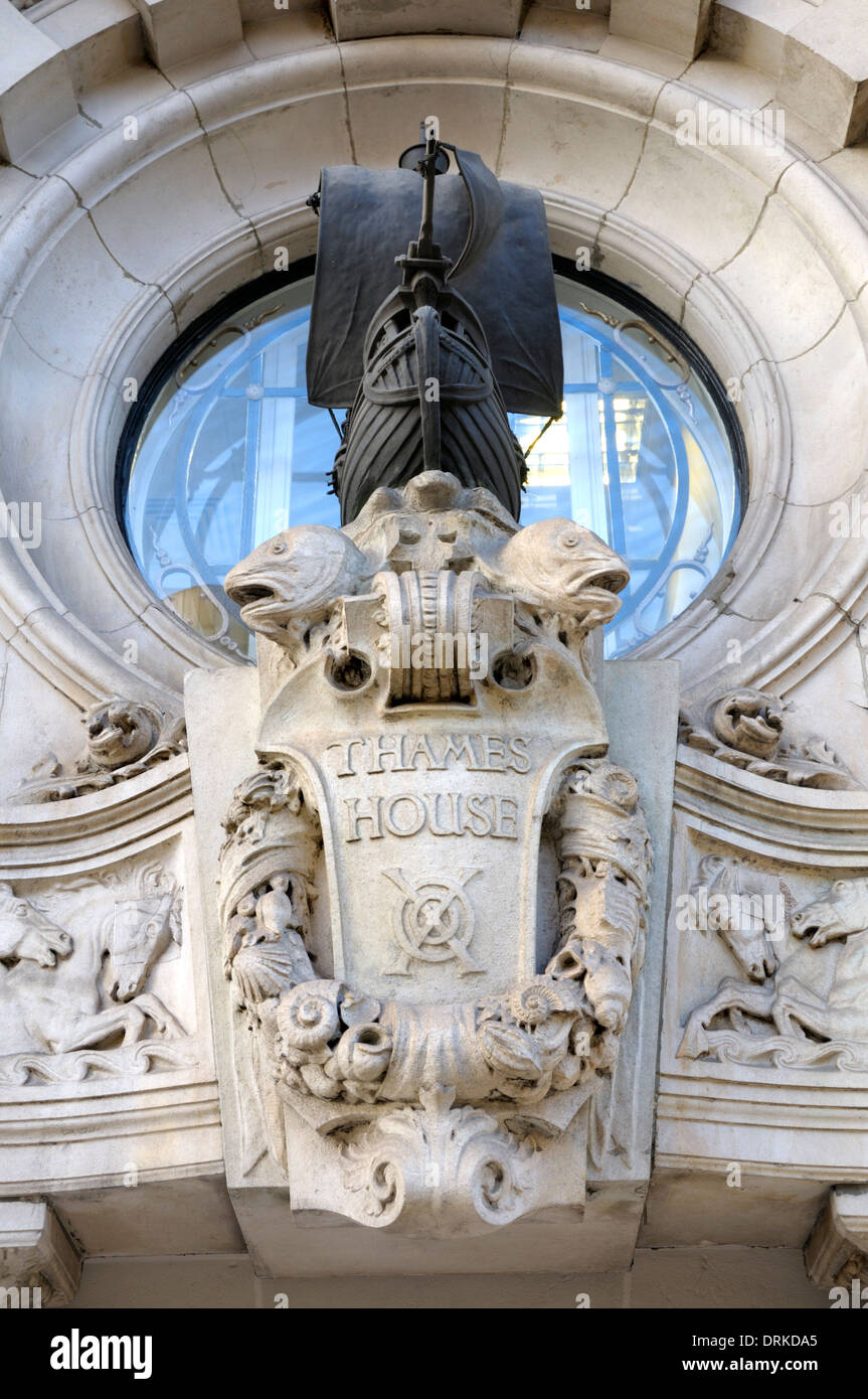 Londra, Inghilterra, Regno Unito. Thames House, 3 Queen Street. Dettaglio della facciata - Galeone (da William Bainbridge Reynolds. 1911-12) Foto Stock